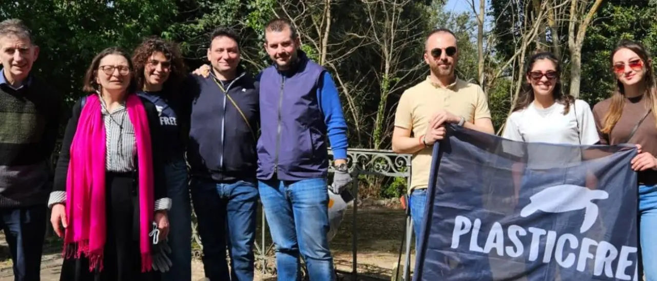 La passeggiata ecologica di Plastic free attraversa Jonadi: sabato i volontari in via Pirandello per pulire la strada e ripare le buche