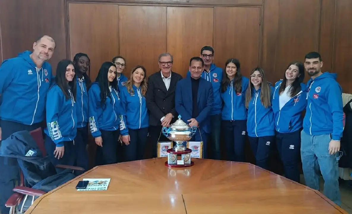 Volley, le atlete del Panificio Pesce Todosport e la loro Coppa Calabria accolte a palazzo Razza