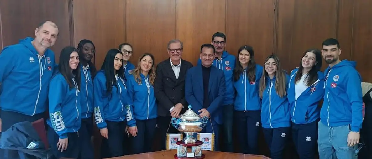 Volley, le atlete del Panificio Pesce Todosport e la loro Coppa Calabria accolte a palazzo Razza