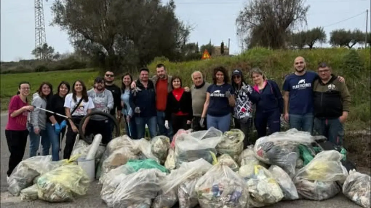 Jonadi, una passeggiata ecologica per ripulire via Pirandello. Signoretta: «Meglio dare l’esempio che rimanere comodamente seduti»