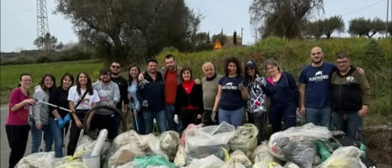 Jonadi, una passeggiata ecologica per ripulire via Pirandello. Signoretta: «Meglio dare l’esempio che rimanere comodamente seduti»