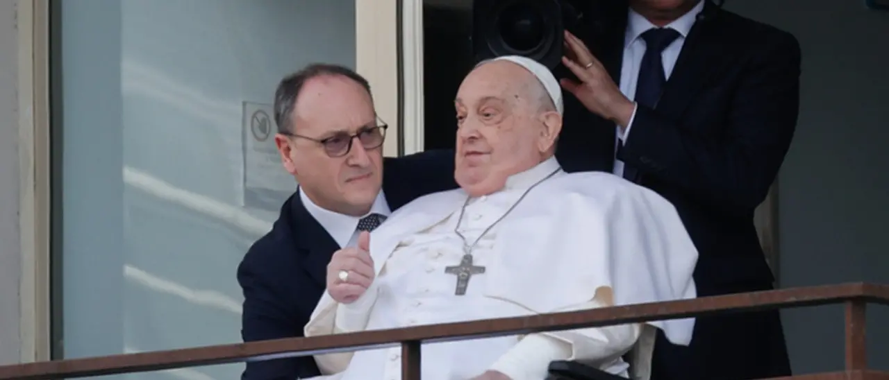 Papa Francesco, prima apparizione dopo settimane di ricovero: «Grazie a tutti». Lascia il Gemelli e rientra in Vaticano