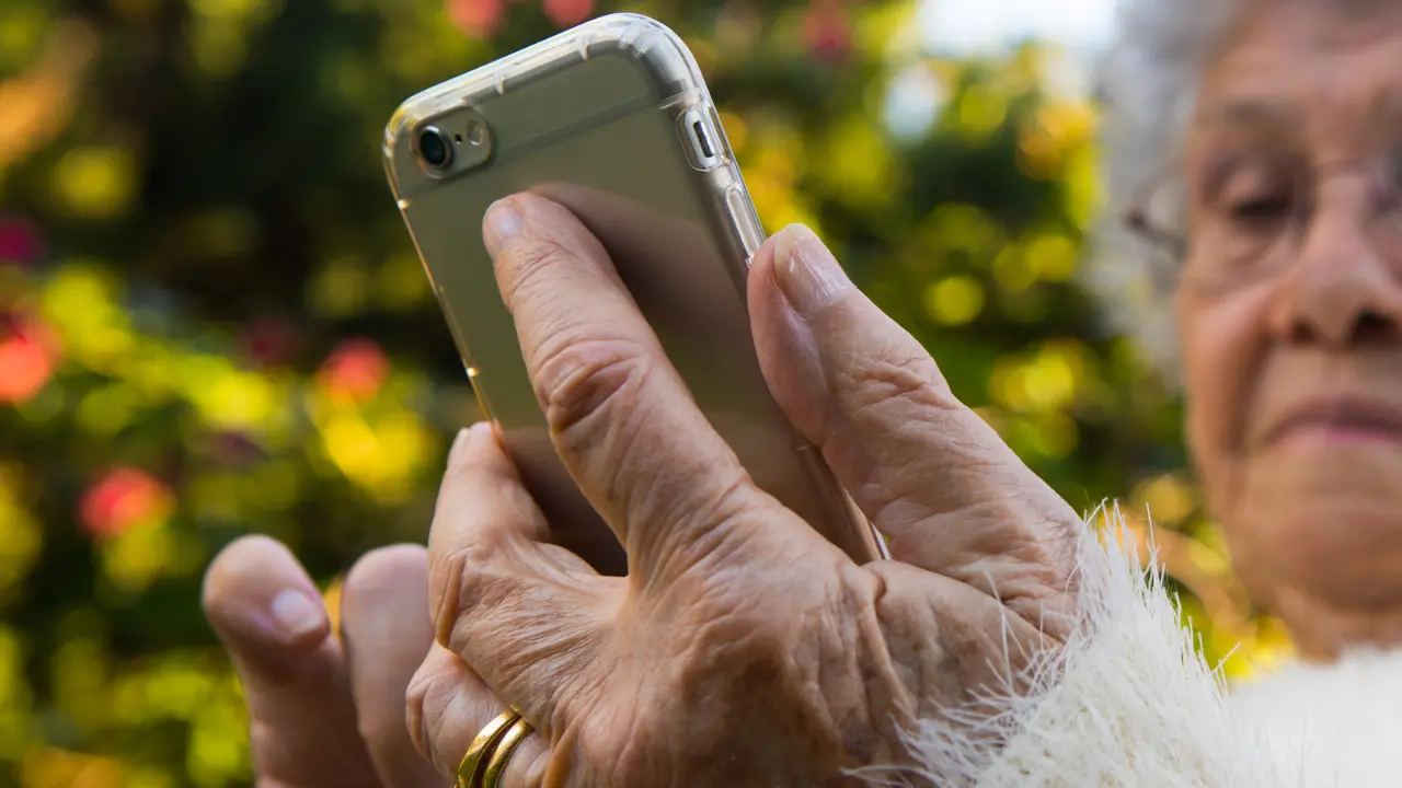 Anziano truffato su Whatsapp nel Crotonese, si finge la figlia e gli chiede mille euro: denunciato 24enne