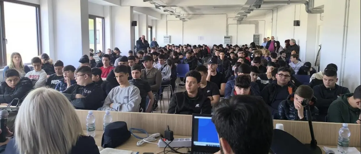 Dal fenomeno del bullismo alle insidie della rete, gli studenti vibonesi incontrano i poliziotti del Centro operativo per la sicurezza cibernetica
