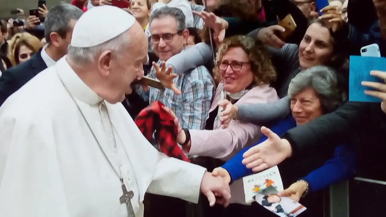Carmelina, “la signora dei fiori gialli” salutata dal Papa: «Sentirlo rivolgersi a me è stato indescrivibile»