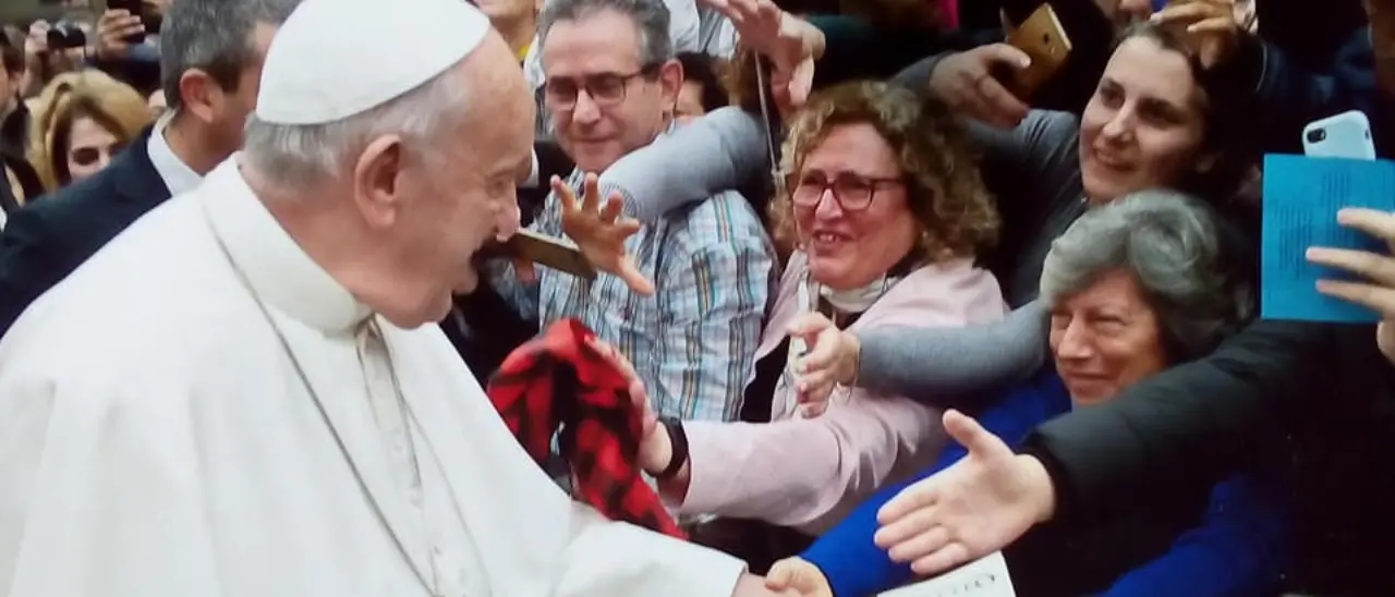 Carmelina, “la signora dei fiori gialli” salutata dal Papa: «Sentirlo rivolgersi a me è stato indescrivibile»