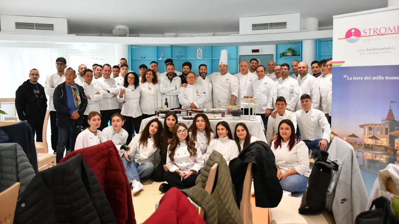 Gli studenti dell’Alberghiero di Vibo a lezione di banqueting a Capo Vaticano con lo chef Amato Pantaleone