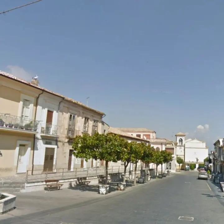 La piazza principale di Sant'Onofrio intitolata alle vittime della strage dell'Epifania. L'opposizione: «Il sindaco ha deciso da solo»