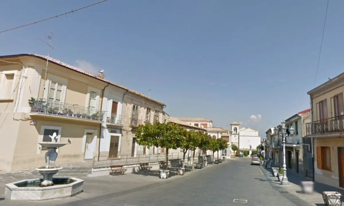 La piazza principale di Sant'Onofrio intitolata alle vittime della strage dell'Epifania. L'opposizione: «Il sindaco ha deciso da solo»