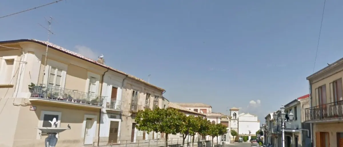 La piazza principale di Sant'Onofrio intitolata alle vittime della strage dell'Epifania. L'opposizione: «Il sindaco ha deciso da solo»