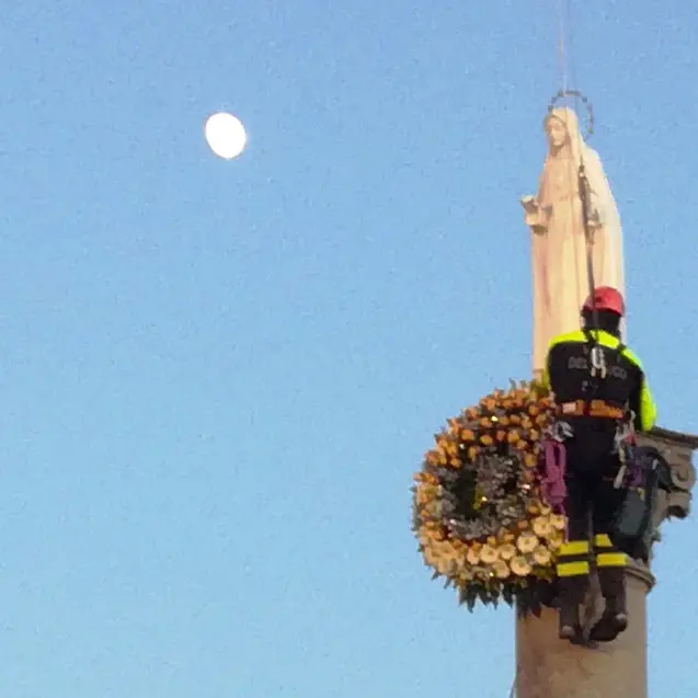 Mileto, l’omaggio dei fedeli e dei Vigili del fuoco all'Immacolata