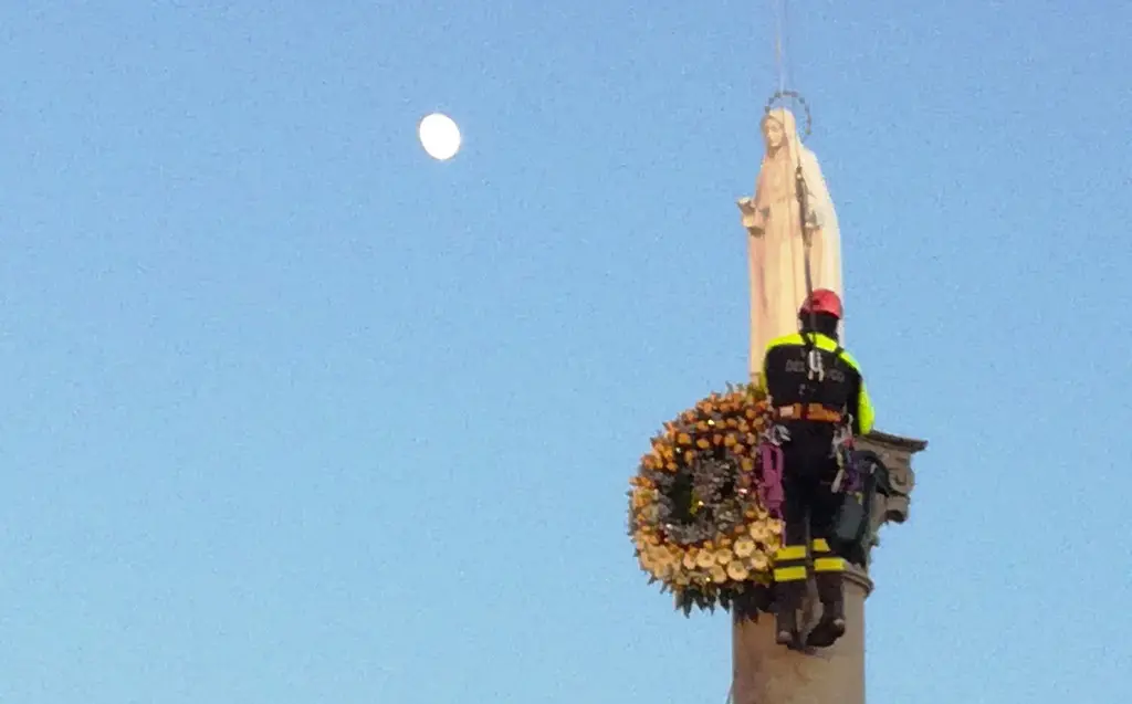 Mileto, l’omaggio dei fedeli e dei Vigili del fuoco all'Immacolata