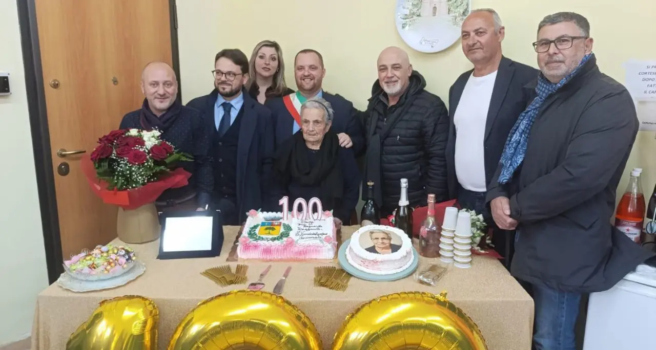 Dasà in festa per i 100 anni di Maria Maneli: mega torta con il sindaco Scaturchio e l'abbraccio della comunità