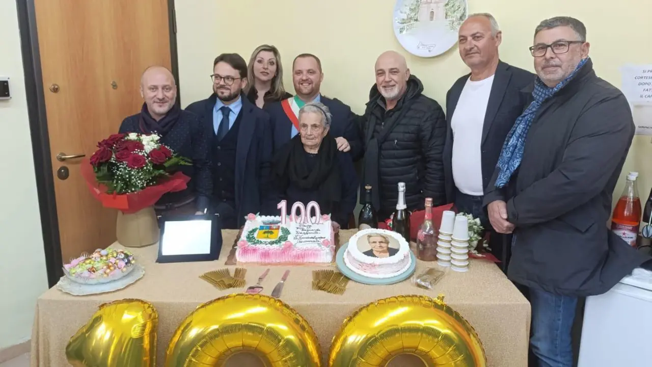 Dasà in festa per i 100 anni di Maria Maneli: mega torta con il sindaco Scaturchio e l'abbraccio della comunità