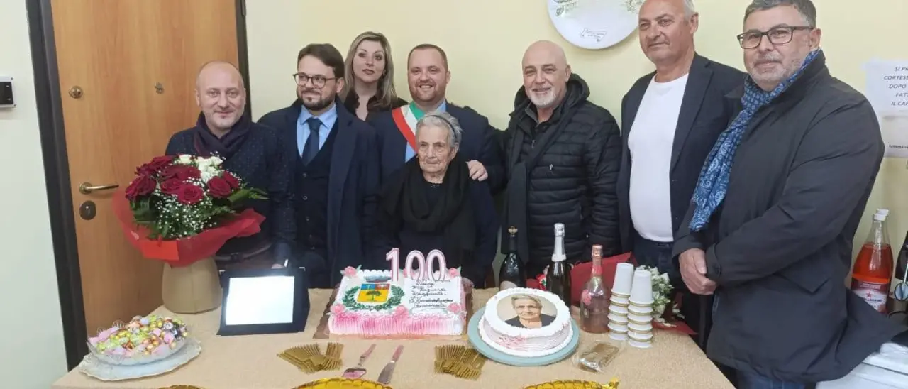 Dasà in festa per i 100 anni di Maria Maneli: mega torta con il sindaco Scaturchio e l'abbraccio della comunità