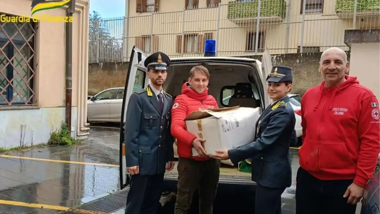 Vibo Valentia, calzature contraffatte: la Guardia di Finanza le dona alla Croce Rossa Italiana