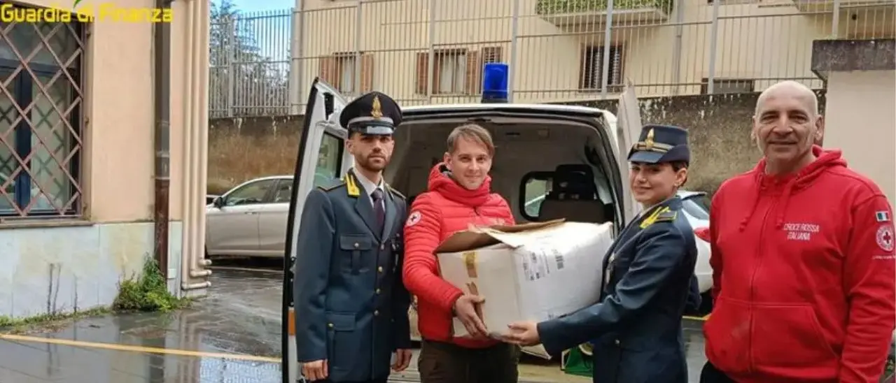 Vibo Valentia, calzature contraffatte: la Guardia di Finanza le dona alla Croce Rossa Italiana