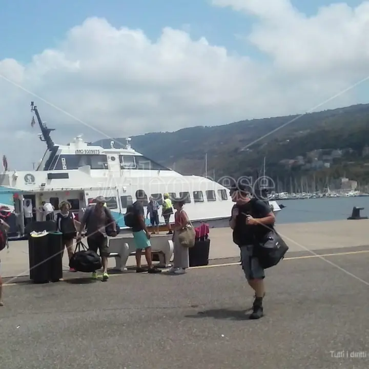 Al Porto di Vibo Marina una tendostruttura per la sosta dei turisti in partenza per le Isole Eolie
