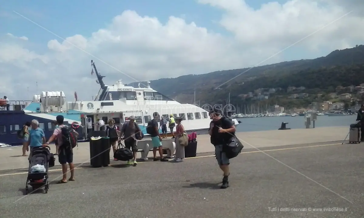 Al Porto di Vibo Marina una tendostruttura per la sosta dei turisti in partenza per le Isole Eolie