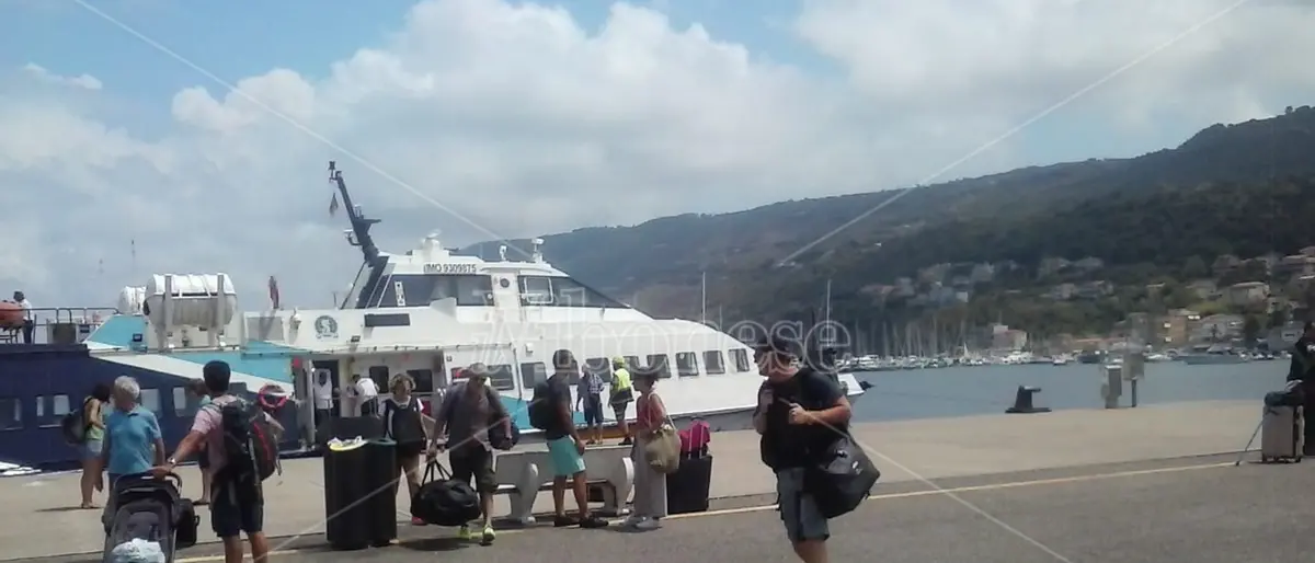 Al Porto di Vibo Marina una tendostruttura per la sosta dei turisti in partenza per le Isole Eolie
