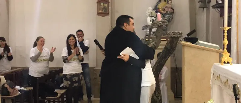 “Io sono don Bruno”, solidarietà al viceparroco di San Gregorio d’Ippona