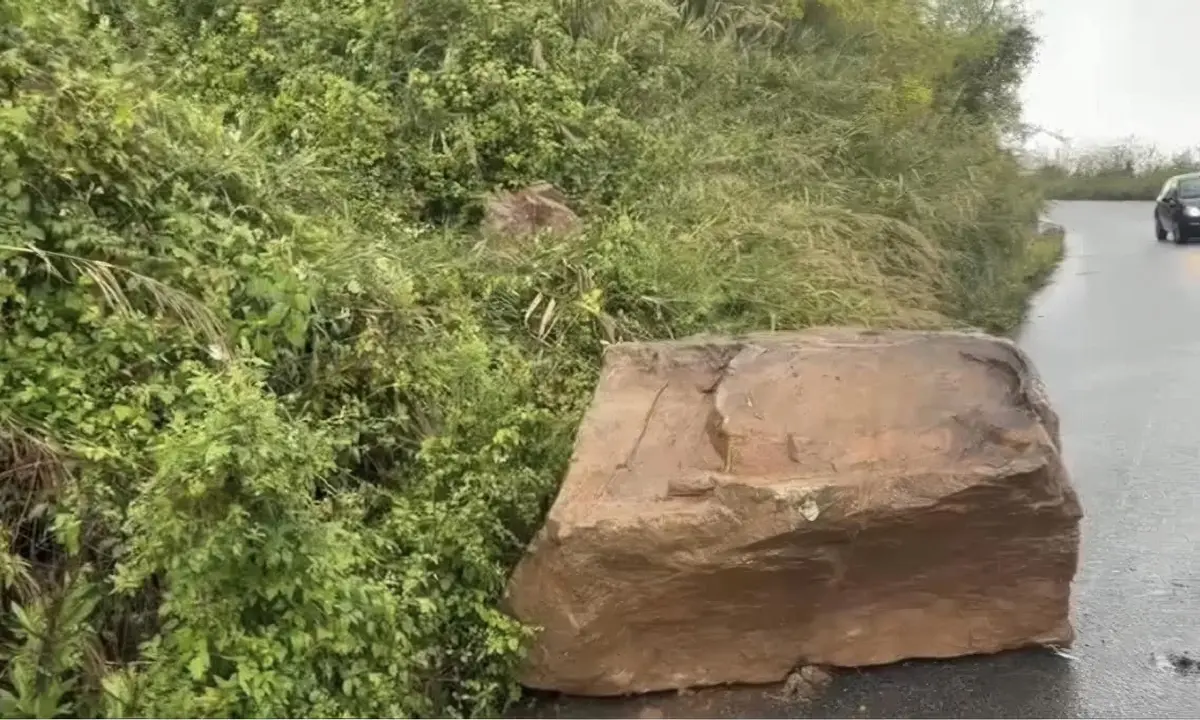 Massi sulla carreggiata, chiusa anche la Sp5 Maierato Pizzo: era l'alternativa alla Ss 18 bloccata da una frana