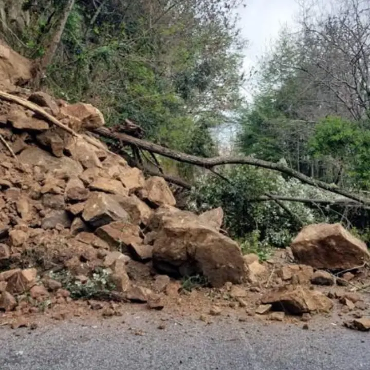 Chiusa la strada provinciale tra Acquaro e Piani a causa di una frana: la frazione a rischio isolamento