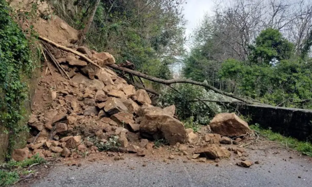 Chiusa la strada provinciale tra Acquaro e Piani a causa di una frana: la frazione a rischio isolamento