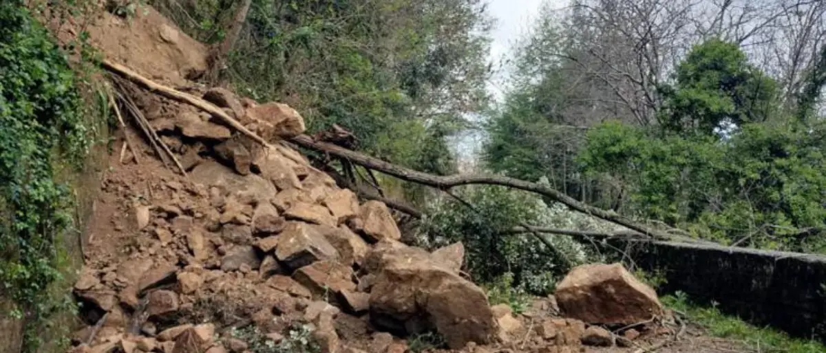 Chiusa la strada provinciale tra Acquaro e Piani a causa di una frana: la frazione a rischio isolamento