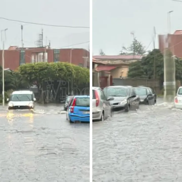 Una bomba d’acqua si abbatte su Vibo Marina: in pochi minuti strade allagate e auto costrette a “guadare” profonde pozzanghere