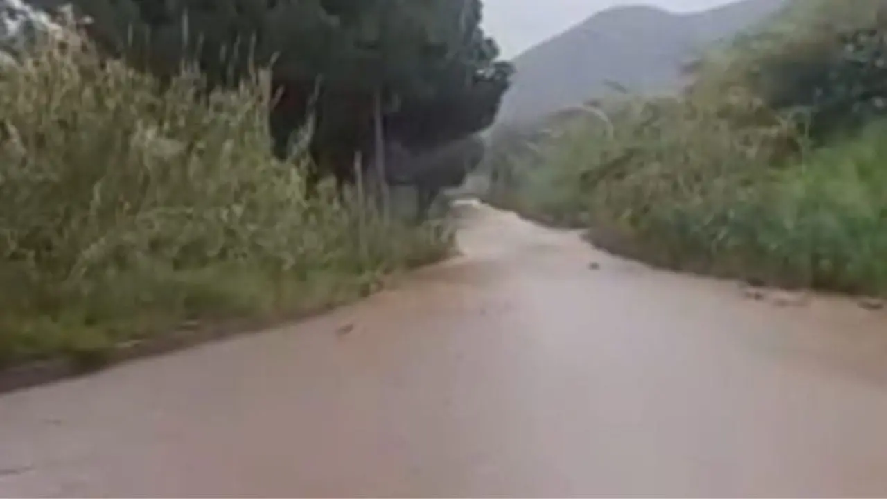 Maltempo, a Tropea chiusa la strada che costeggia il torrente La Grazia già finito sotto la lente della Commissione antimafia per i rifiuti interrati