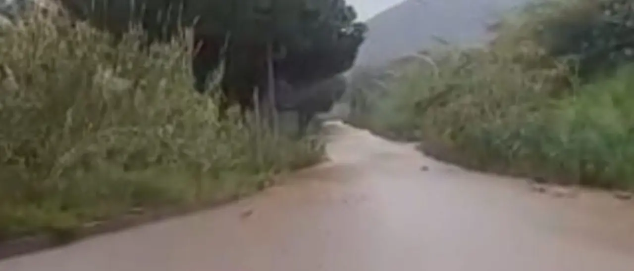 Maltempo, a Tropea chiusa la strada che costeggia il torrente La Grazia già finito sotto la lente della Commissione antimafia per i rifiuti interrati