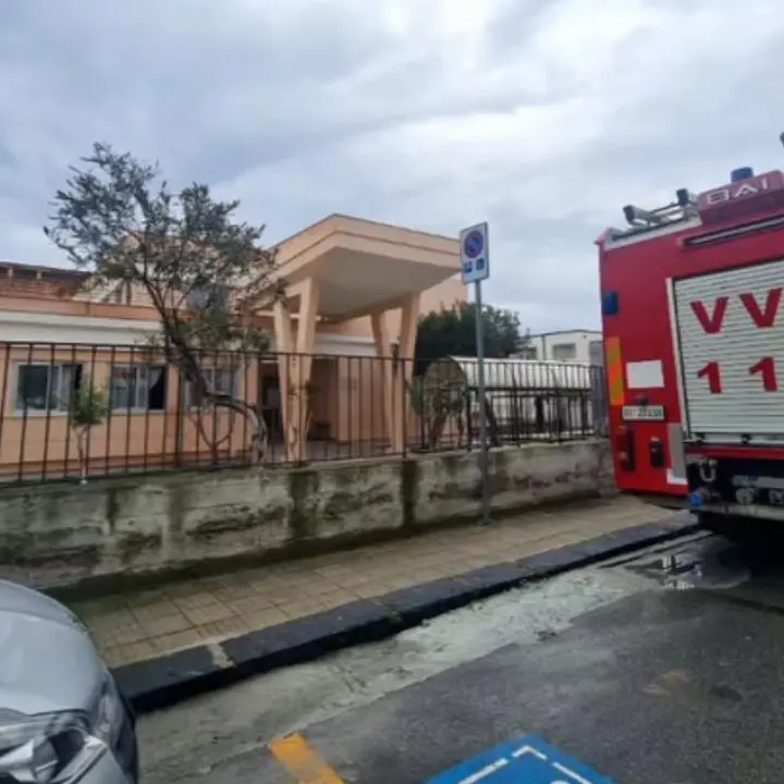 Tropea, infiltrazioni d’acqua nella scuola ristrutturata un anno fa: alunni evacuati e plesso chiuso