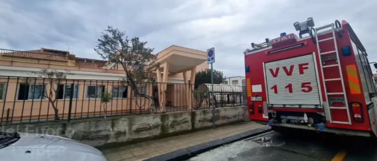 Tropea, infiltrazioni d’acqua nella scuola ristrutturata un anno fa: alunni evacuati e plesso chiuso