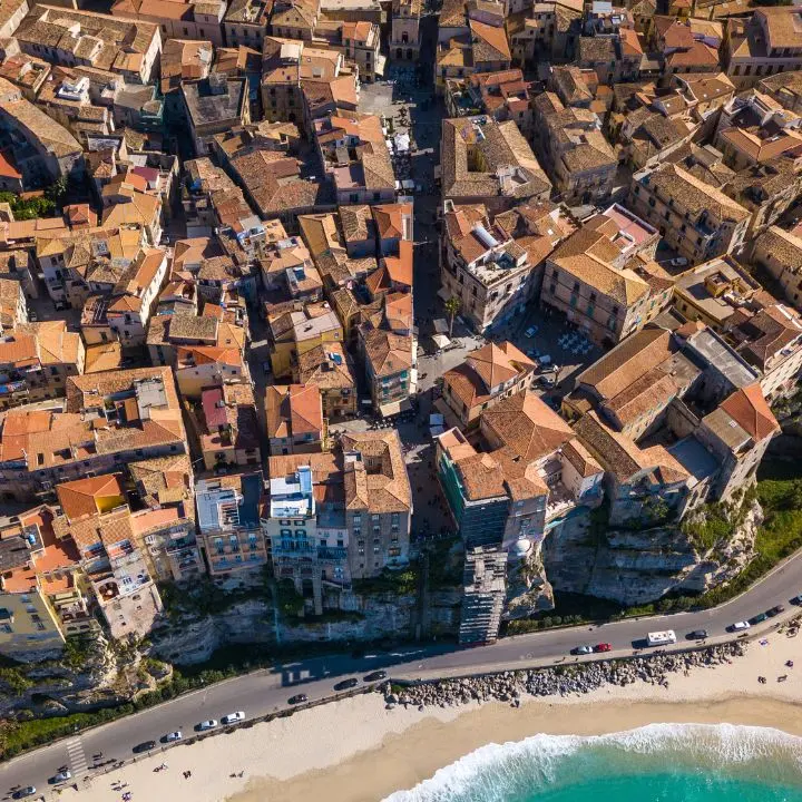 No ai pannelli solari sui tetti dei borghi storici: la vera sostenibilità è anche culturale ed estetica