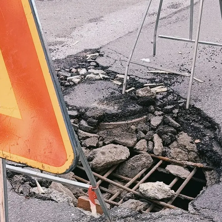 Paravati, Sinistra italiana sulle criticità in via Trieste dove la carreggiata ha ceduto: «Inaccettabile un rinvio della soluzione»