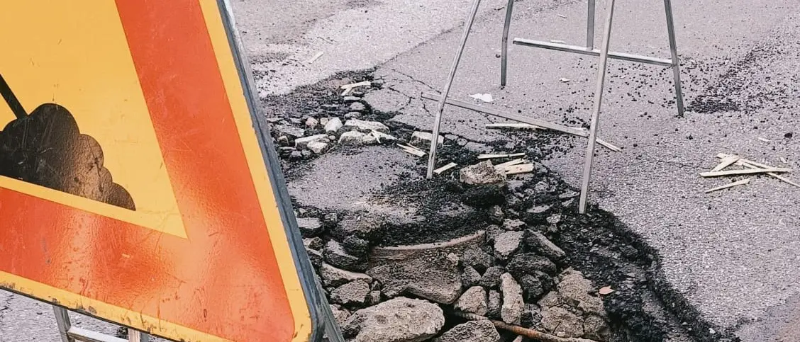 Paravati, Sinistra italiana sulle criticità in via Trieste dove la carreggiata ha ceduto: «Inaccettabile un rinvio della soluzione»