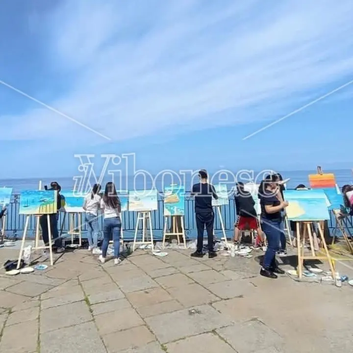 Incanto Mediterraneo: 62 studenti delle terze classi dell'Ic Tropea-Ricadi dipingono \"en plein air\" la bellezza del territorio