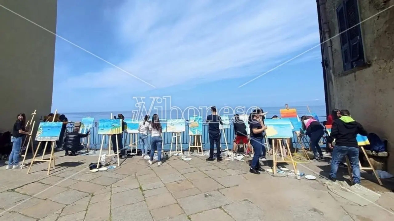 Incanto Mediterraneo: 62 studenti delle terze classi dell'Ic Tropea-Ricadi dipingono \"en plein air\" la bellezza del territorio
