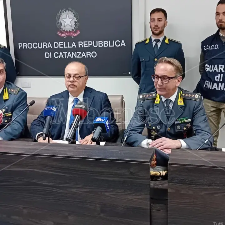 Operazione contro il clan La Rosa, in carcere con wifi e cellullari. Curcio: «Allarme massimo su questo fenomeno, l'Italia deve fare di più»