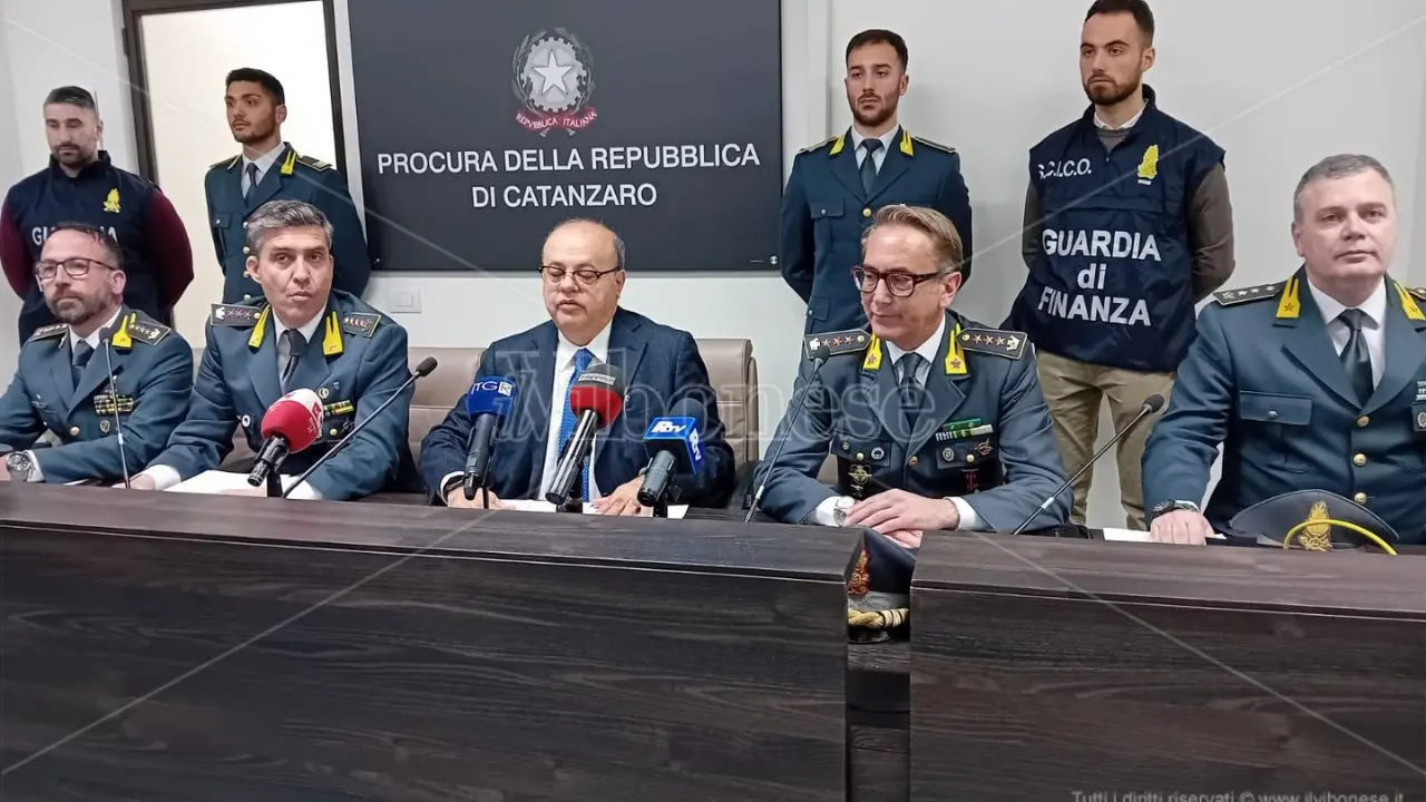 Operazione contro il clan La Rosa, in carcere con wifi e cellullari. Curcio: «Allarme massimo su questo fenomeno, l'Italia deve fare di più»
