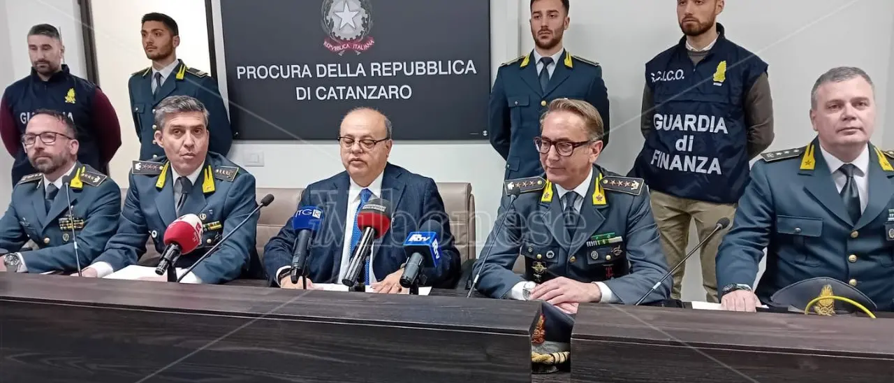 Operazione contro il clan La Rosa, in carcere con wifi e cellullari. Curcio: «Allarme massimo su questo fenomeno, l'Italia deve fare di più»