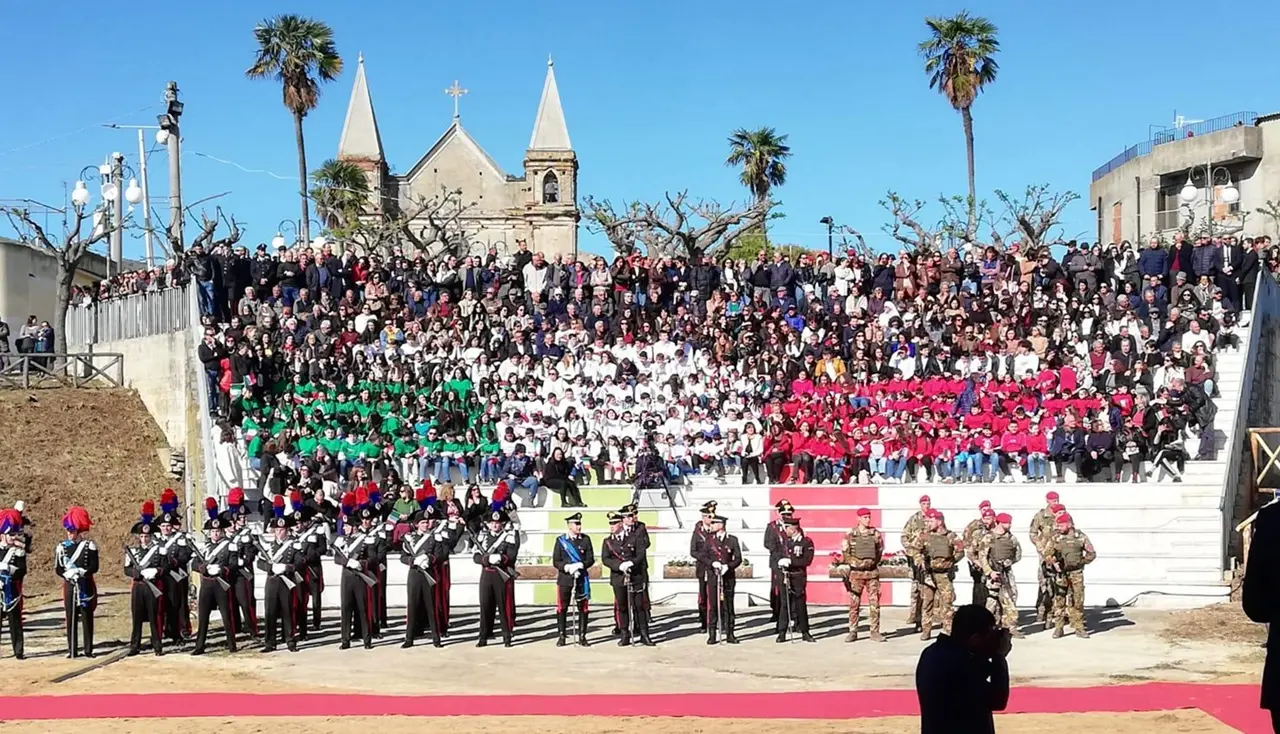 Limbadi, scuole protagoniste all’inaugurazione della caserma: «Evento significativo per i nostri ragazzi»