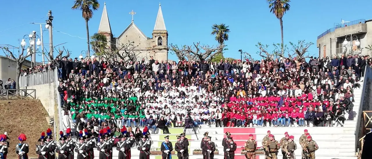 Limbadi, scuole protagoniste all’inaugurazione della caserma: «Evento significativo per i nostri ragazzi»