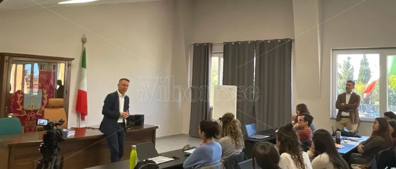 A Filogaso una lectio magistralis del procuratore Falvo agli studenti: «Abbiamo bisogno di voi per diffondere la cultura della legalità»