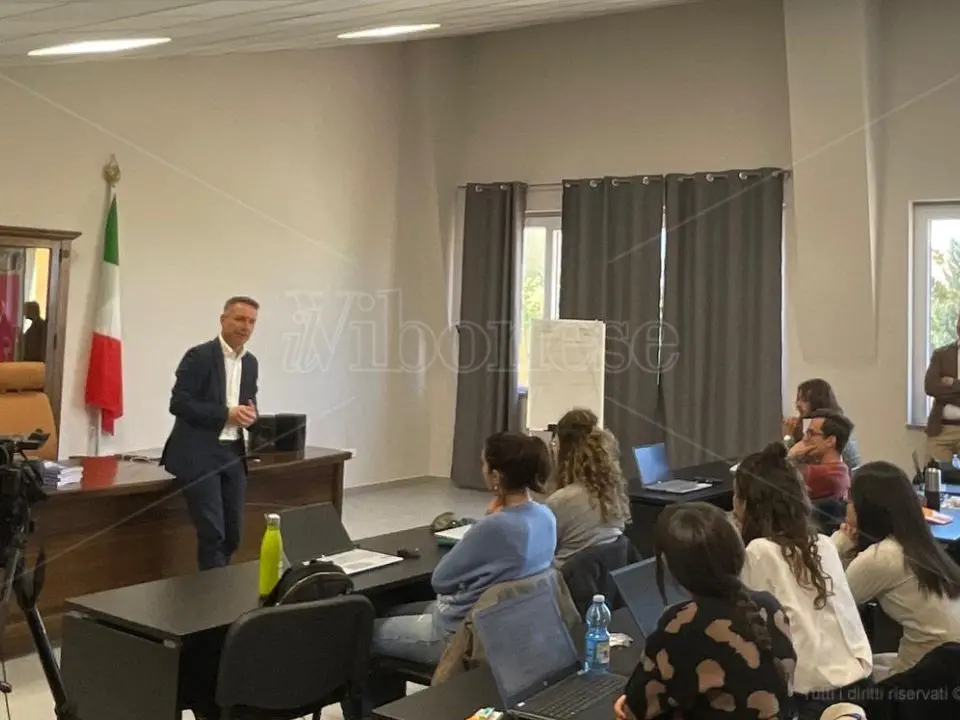 A Filogaso una lectio magistralis del procuratore Falvo agli studenti: «Abbiamo bisogno di voi per diffondere la cultura della legalità»