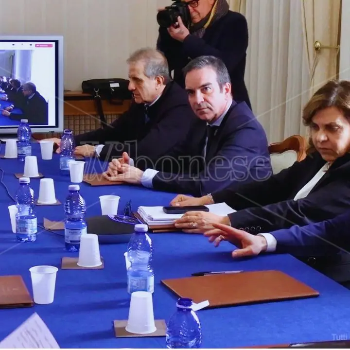 Occhiuto a Vibo: «Entro 12 mesi pronto l’involucro del nuovo ospedale, il Viminale ci aiuterà a verificare se le ditte sono “pulite”»