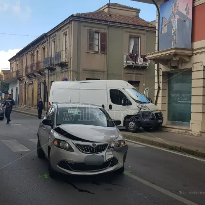 Incidente a Mileto, scontro tra un furgone e un'auto lungo la statale 18
