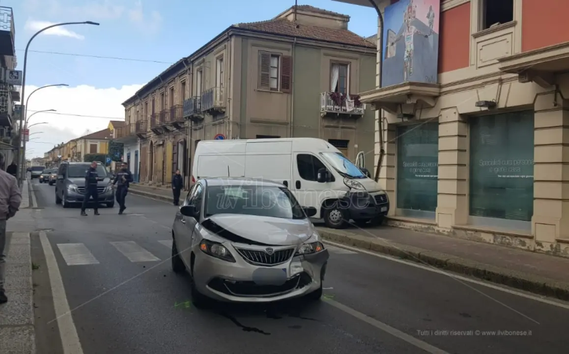 Incidente a Mileto, scontro tra un furgone e un'auto lungo la statale 18
