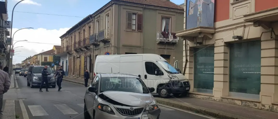Incidente a Mileto, scontro tra un furgone e un'auto lungo la statale 18